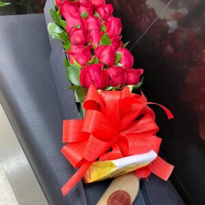 Caja en cartón industrial con rosas rojas, moño tela, chocolates José Cuervo , trago artesanal